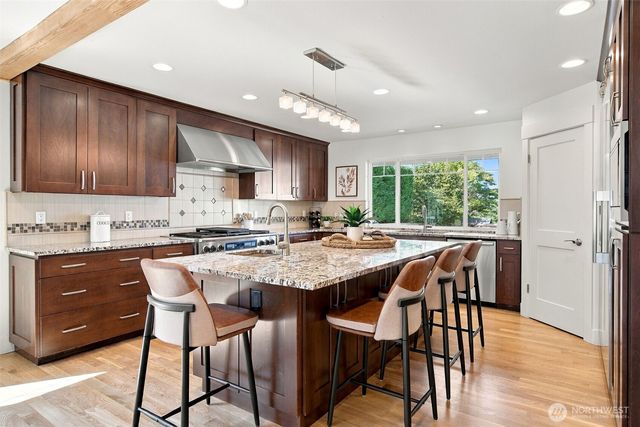 9620 NE 26th Street, Clyde Hill, WA 98004