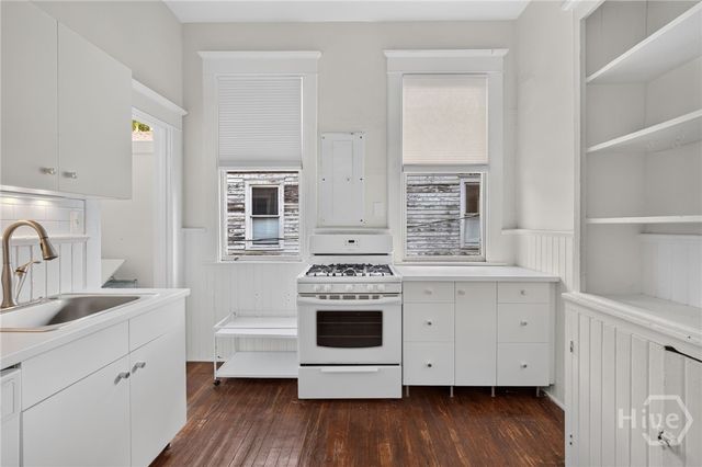 114 W Waldburg Street, Savannah, GA 31401