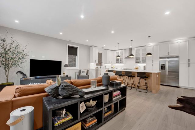 1109 W 16th Street 1, Chicago, IL 60608