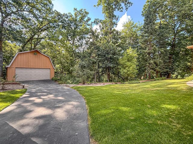 W267N7141 White Oak DRIVE, Sussex, WI 53089