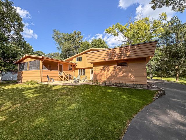 W267N7141 White Oak DRIVE, Sussex, WI 53089