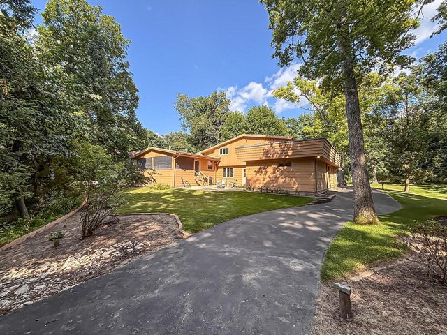 W267N7141 White Oak DRIVE, Sussex, WI 53089
