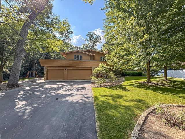 W267N7141 White Oak DRIVE, Sussex, WI 53089