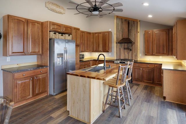 2530 N River ROAD, Waterford, WI 53185