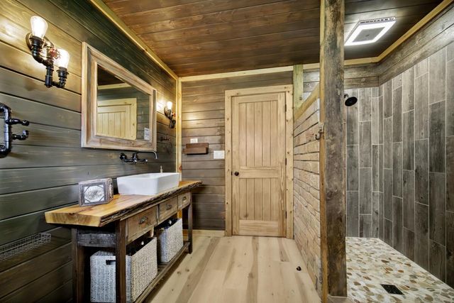 2530 N River ROAD, Waterford, WI 53185