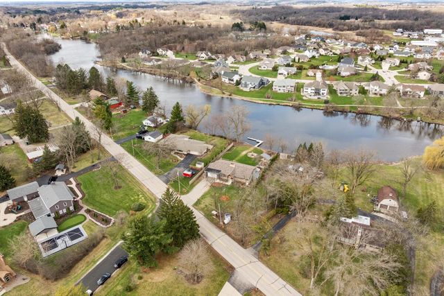 2530 N River ROAD, Waterford, WI 53185