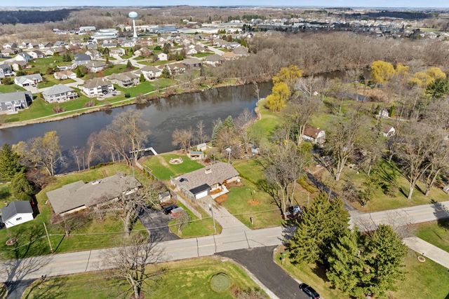 2530 N River ROAD, Waterford, WI 53185