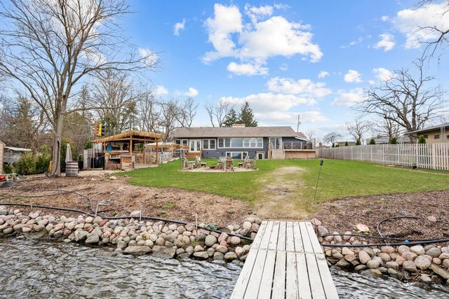 2530 N River ROAD, Waterford, WI 53185