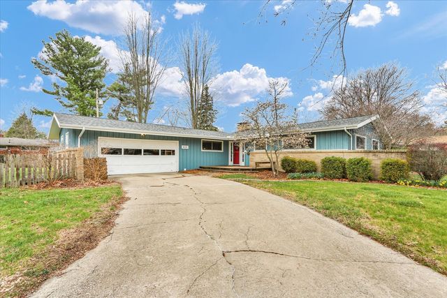 609 E Sunnycrest Court, Urbana, IL 61801