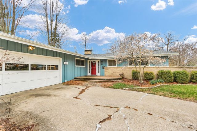 609 E Sunnycrest Court, Urbana, IL 61801