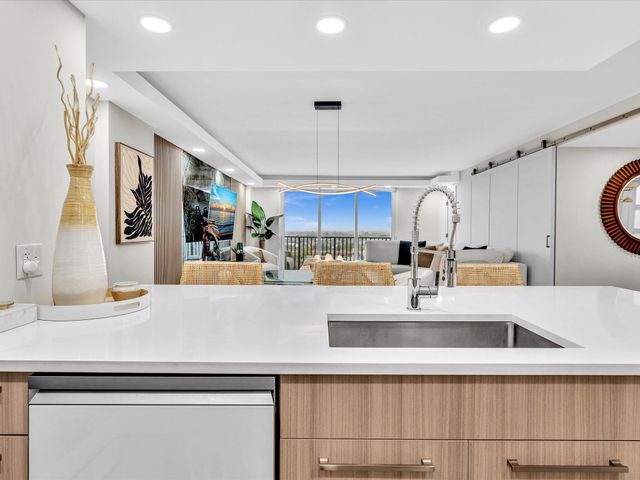 1150 Hillsboro Mile 911, Hillsboro Beach, FL 33062