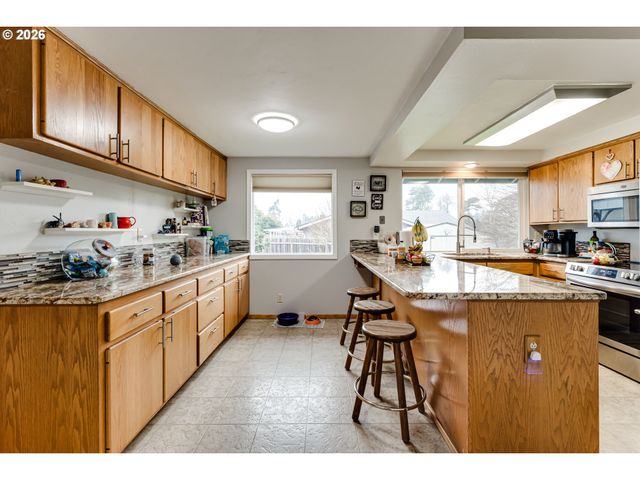 2790 23RD St, Springfield, OR 97477