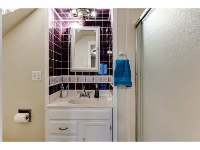 2790 23RD St, Springfield, OR 97477