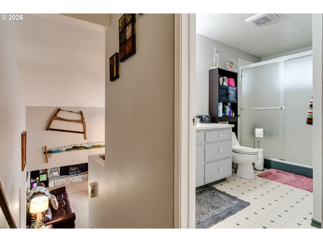 2790 23RD St, Springfield, OR 97477