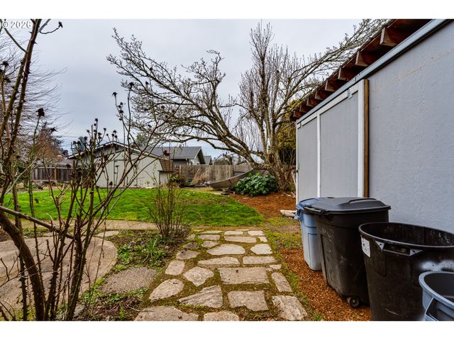 2790 23RD St, Springfield, OR 97477