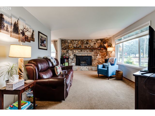 2790 23RD St, Springfield, OR 97477