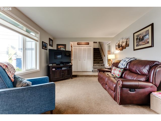 2790 23RD St, Springfield, OR 97477