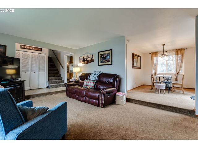 2790 23RD St, Springfield, OR 97477