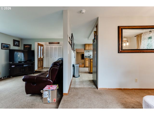 2790 23RD St, Springfield, OR 97477