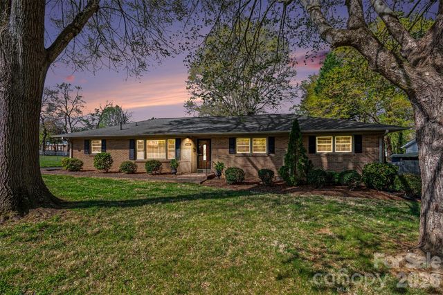 201 N Pine Street, Lowell, NC 28098