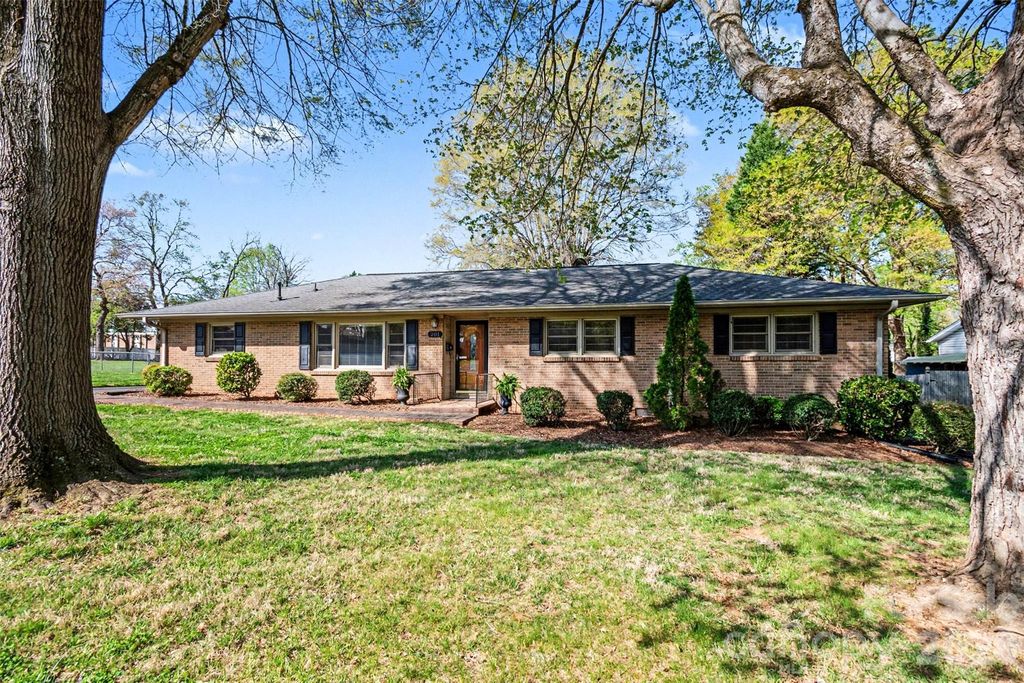 201 N Pine Street, Lowell, NC 28098