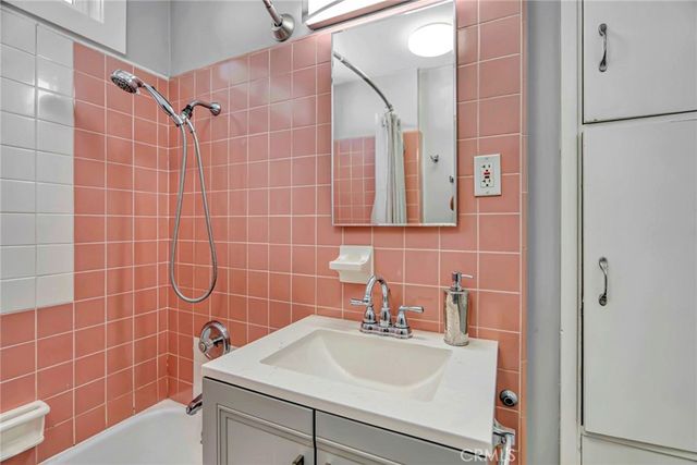 714 E Chapman Avenue, Fullerton, CA 92831