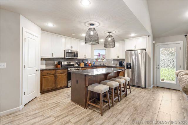 5109 S Walnut Creek Drive, Sand Springs, OK 74063