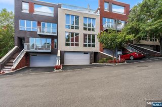 18 Vela Way, Edgewater, NJ 07020