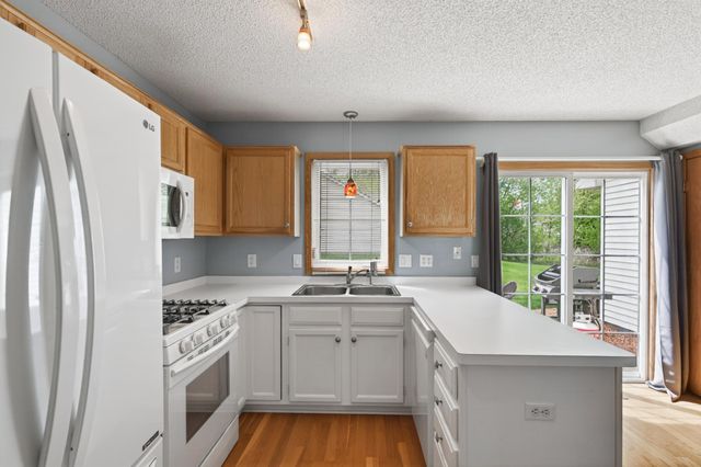 7886 Forest Boulevard E, Woodbury, MN 55125
