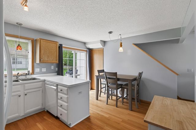 7886 Forest Boulevard E, Woodbury, MN 55125