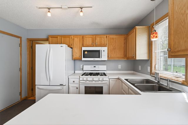 7886 Forest Boulevard E, Woodbury, MN 55125