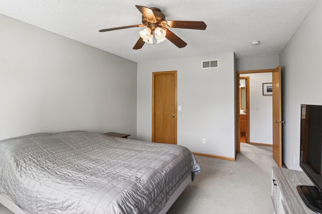 7886 Forest Boulevard E, Woodbury, MN 55125