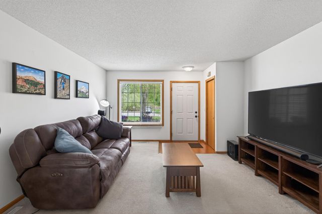 7886 Forest Boulevard E, Woodbury, MN 55125
