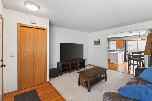 7886 Forest Boulevard E, Woodbury, MN 55125