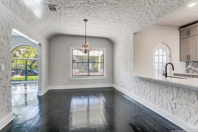 2055 W Magnolia Ave, San Antonio, TX 78201