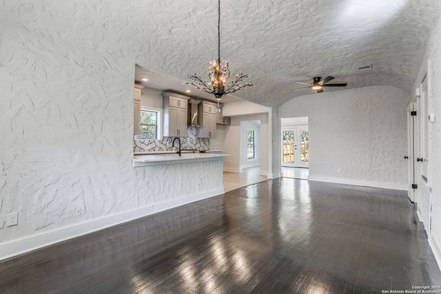 2055 W Magnolia Ave, San Antonio, TX 78201