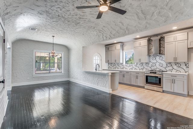 2055 W Magnolia Ave, San Antonio, TX 78201