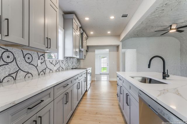 2055 W Magnolia Ave, San Antonio, TX 78201