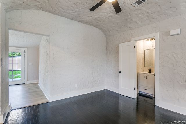 2055 W Magnolia Ave, San Antonio, TX 78201