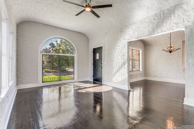 2055 W Magnolia Ave, San Antonio, TX 78201