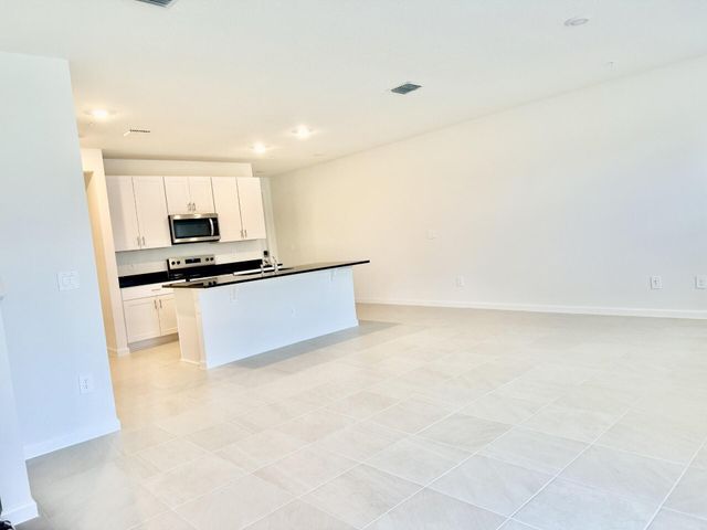 586 Salisbury Circle, Fort Pierce, FL 34982