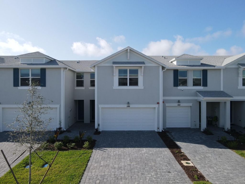 586 Salisbury Circle, Fort Pierce, FL 34982