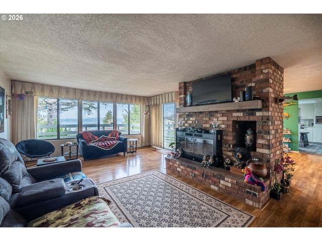 875 SIGNAL Way, Coos Bay, OR 97420