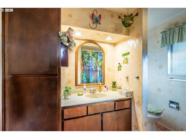 875 SIGNAL Way, Coos Bay, OR 97420