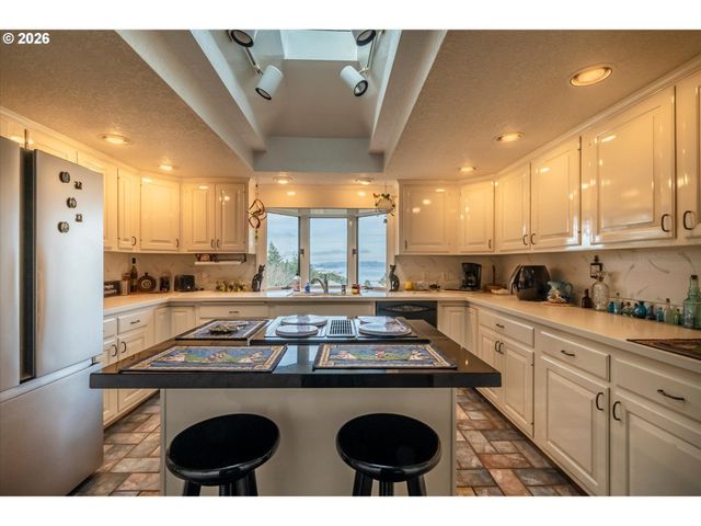 875 SIGNAL Way, Coos Bay, OR 97420