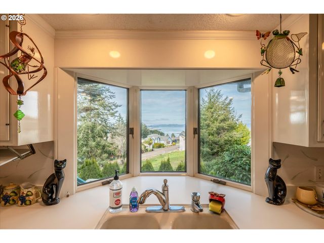 875 SIGNAL Way, Coos Bay, OR 97420