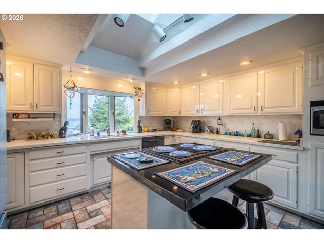 875 SIGNAL Way, Coos Bay, OR 97420