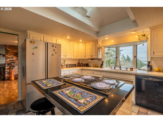 875 SIGNAL Way, Coos Bay, OR 97420