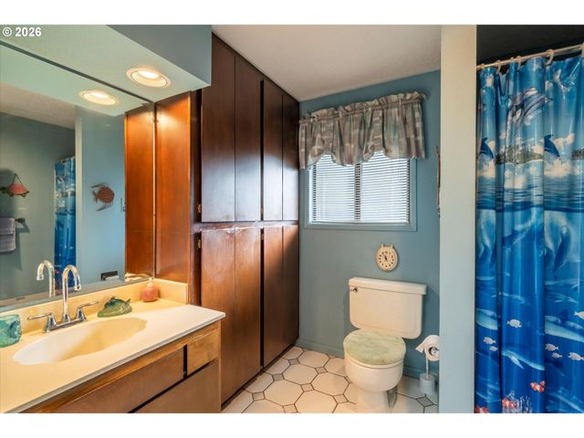 875 SIGNAL Way, Coos Bay, OR 97420