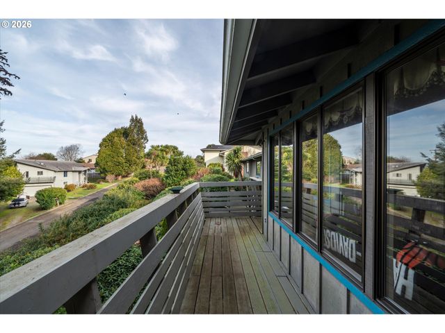 875 SIGNAL Way, Coos Bay, OR 97420